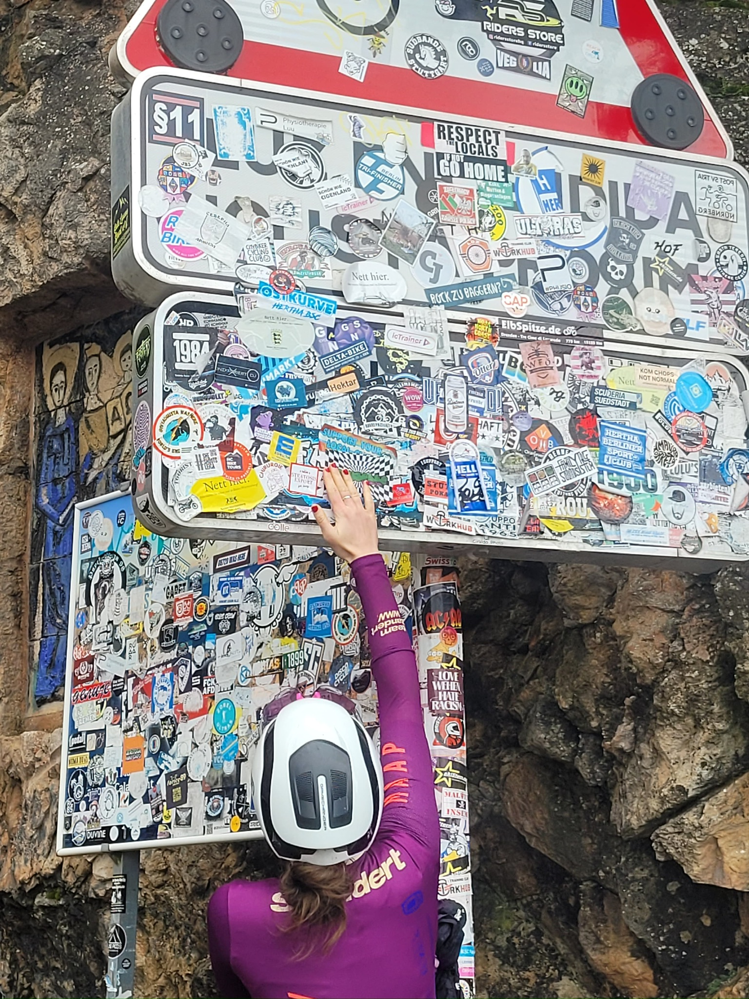 Sticker am Strassenschild